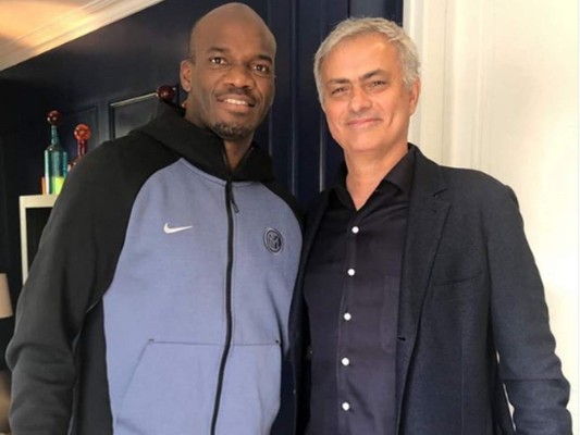 David Suazo comparte una imagen con su exentrenador en el Inter de Milán, José Mourinho