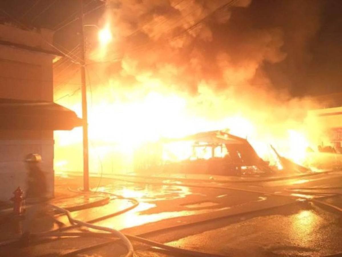 Incendio consume mercado central de San Pedro Sula