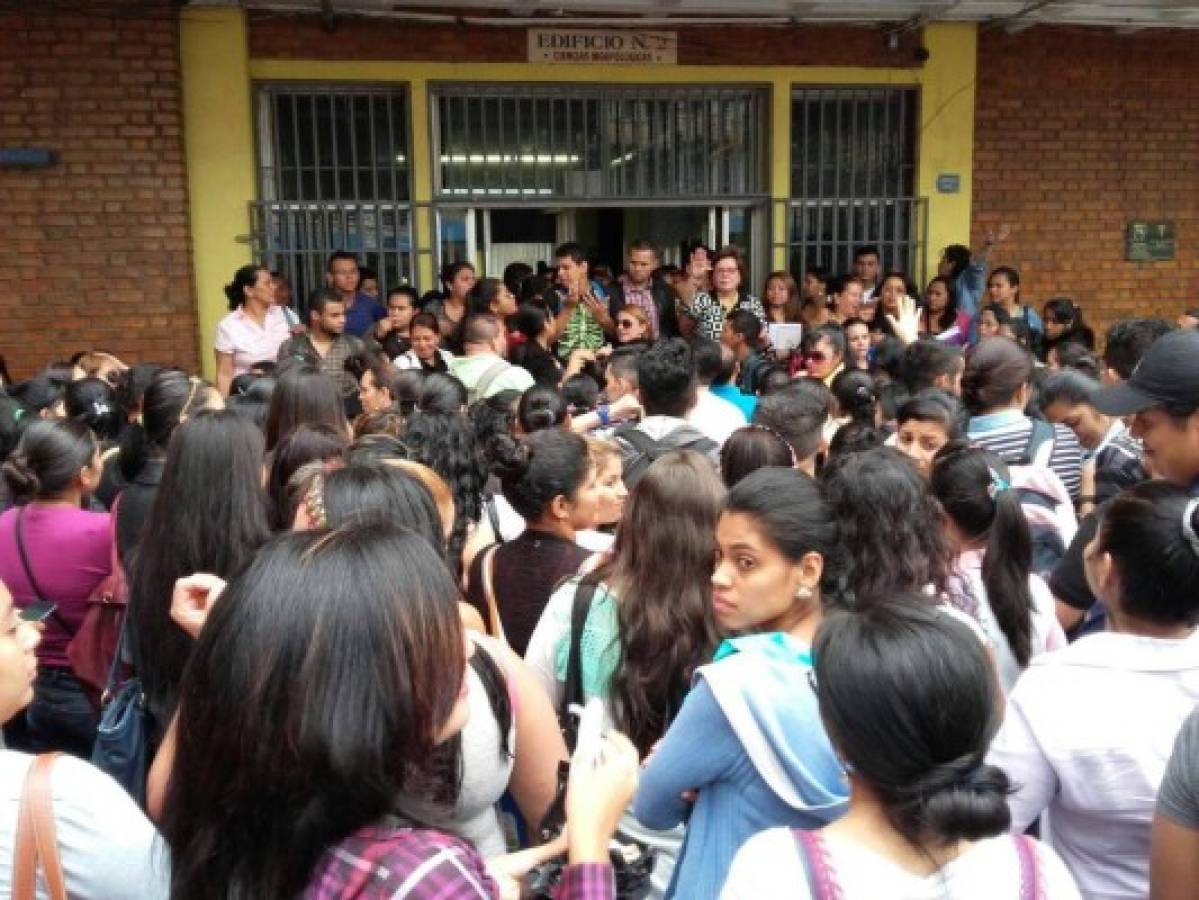 UNAH: Protestan estudiantes a distancia por horarios