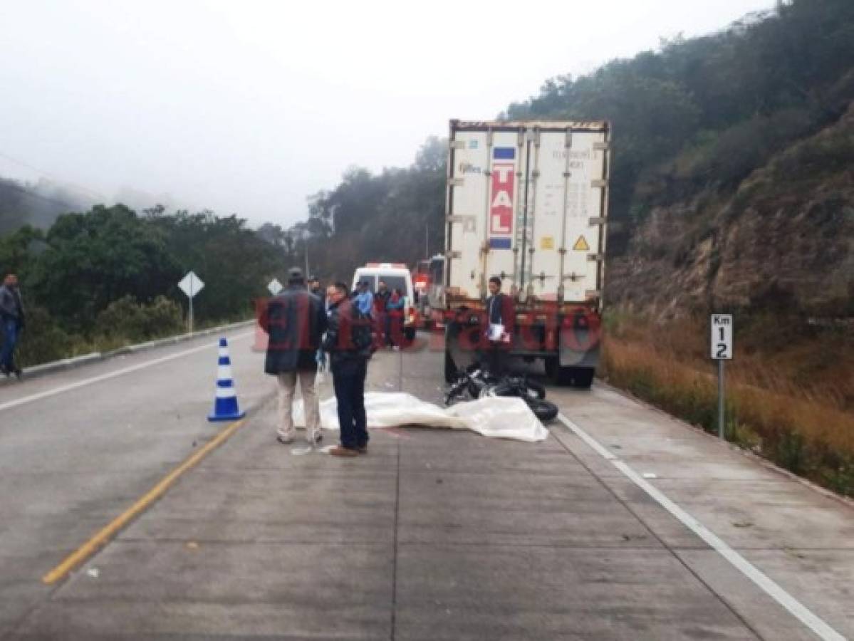 Motociclista muere tras impactar contra un furgón en la carretera al sur