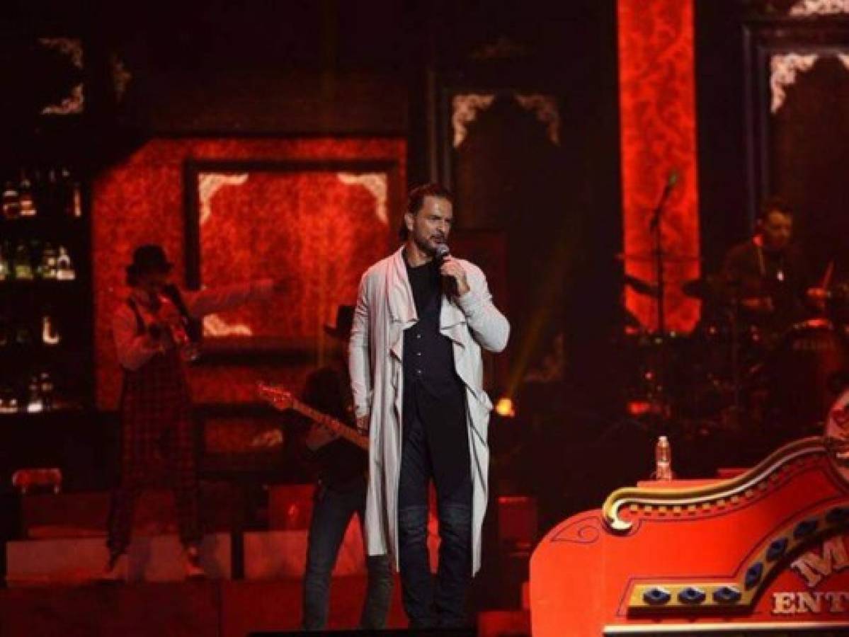 Le roban instrumentos a Ricardo Arjona en República Dominicana