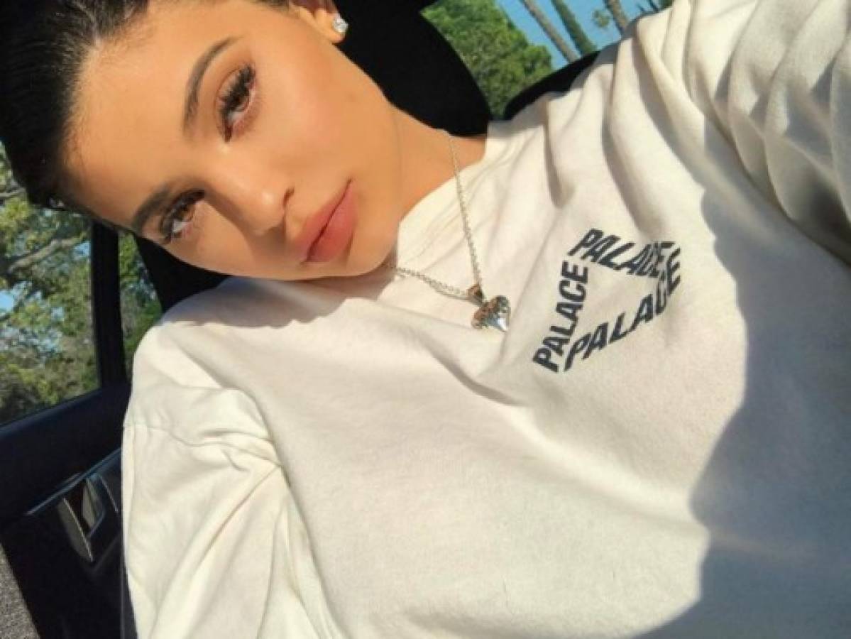 Kylie Jenner sorprende con su nuevo y atrevido color de cabello fosforescente