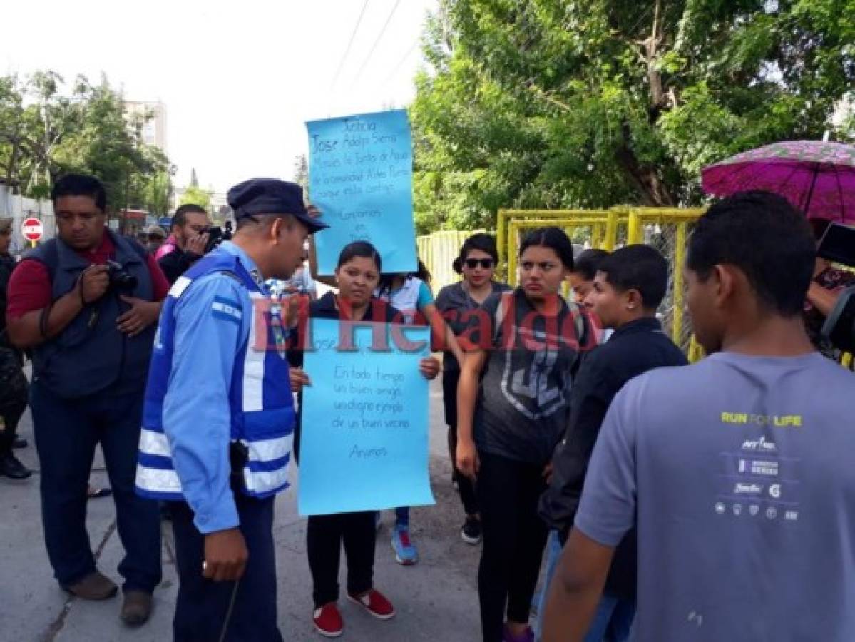 Protestan en las afueras de la CSJ por liberación de José Adolfo Sierra, señalado en caso Pandora