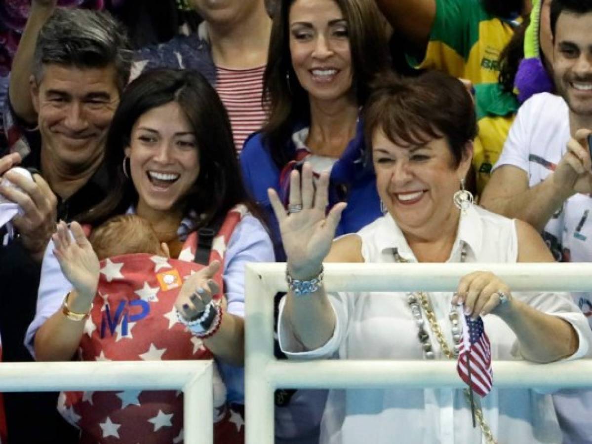 Phelps entre manchas en el cuerpo, medallas y su familia