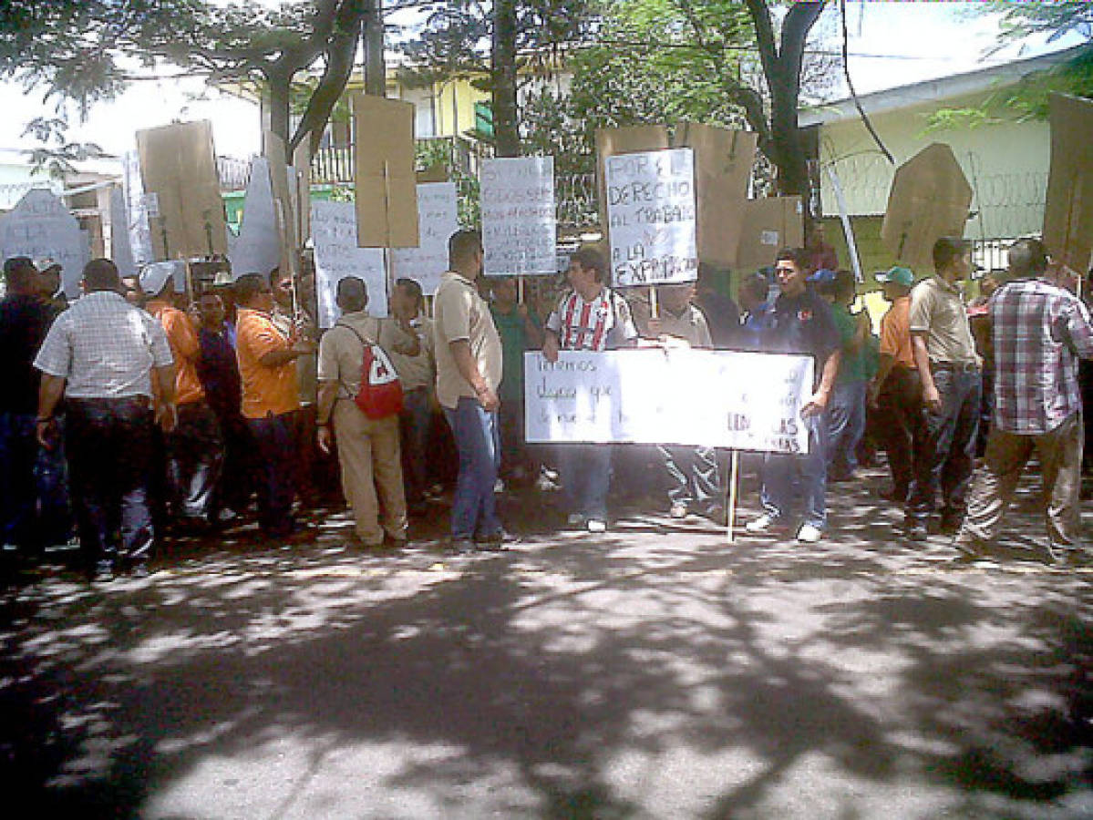 Empleados de azucarera protestan ante oficinas del Instituto Nacional Agrario en Tegucigalpa