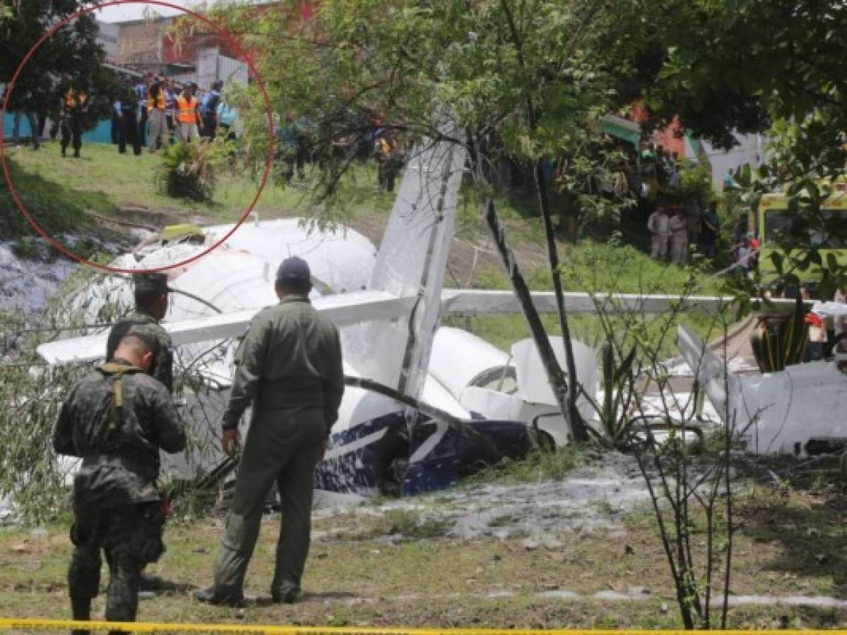 En el accidente de este martes, la aeronave -de menor tamaño que la de Taca- no quedó exactamente frente a la casa, si no en la parte baja de la calle. (Foto: El Heraldo Honduras)