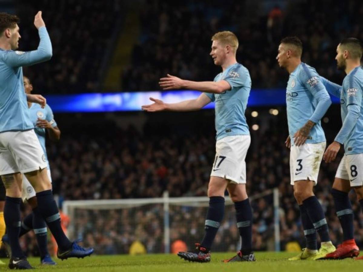 Manchester City gana a los Wolves por 3-0 y mantiene el pulso al Liverpool