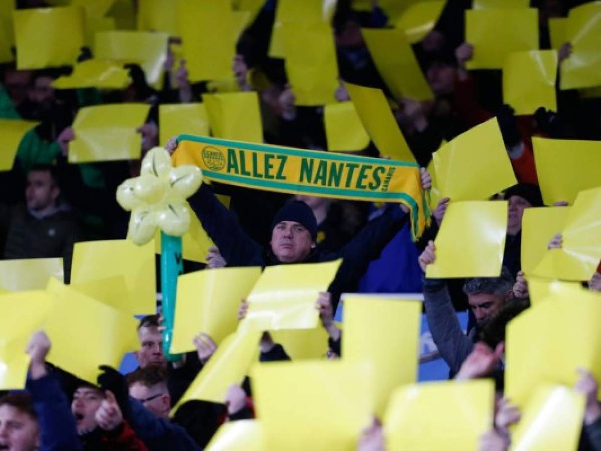 Con la bandera de Argentina y junquillos amarillos recuerdan a Emiliano Sala