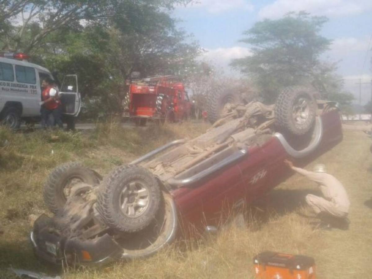 Honduras: Anciano casi pierde la vida al volcarse en su automóvil a la altura de Talanga