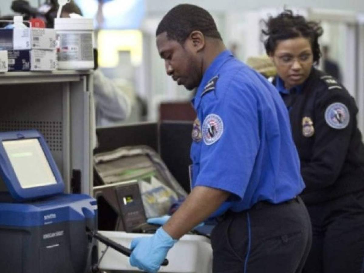 Pasajero de avión llevaba lanzamisiles en maleta en Baltimore