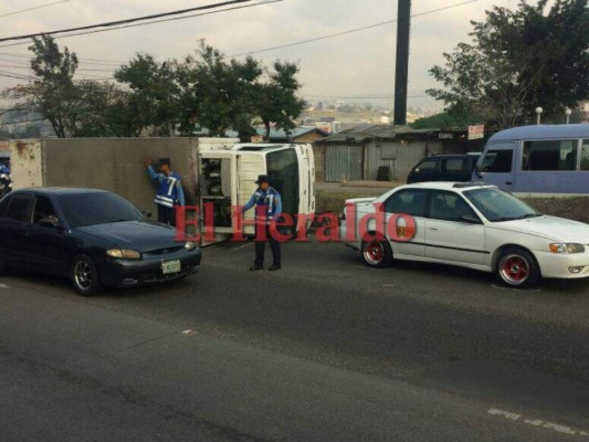 Producto del choque, rápidamente se formó una interminable fila de vehículos en el transitado bulevar capitalino. Foto Alex Pérez| EL HERALDO