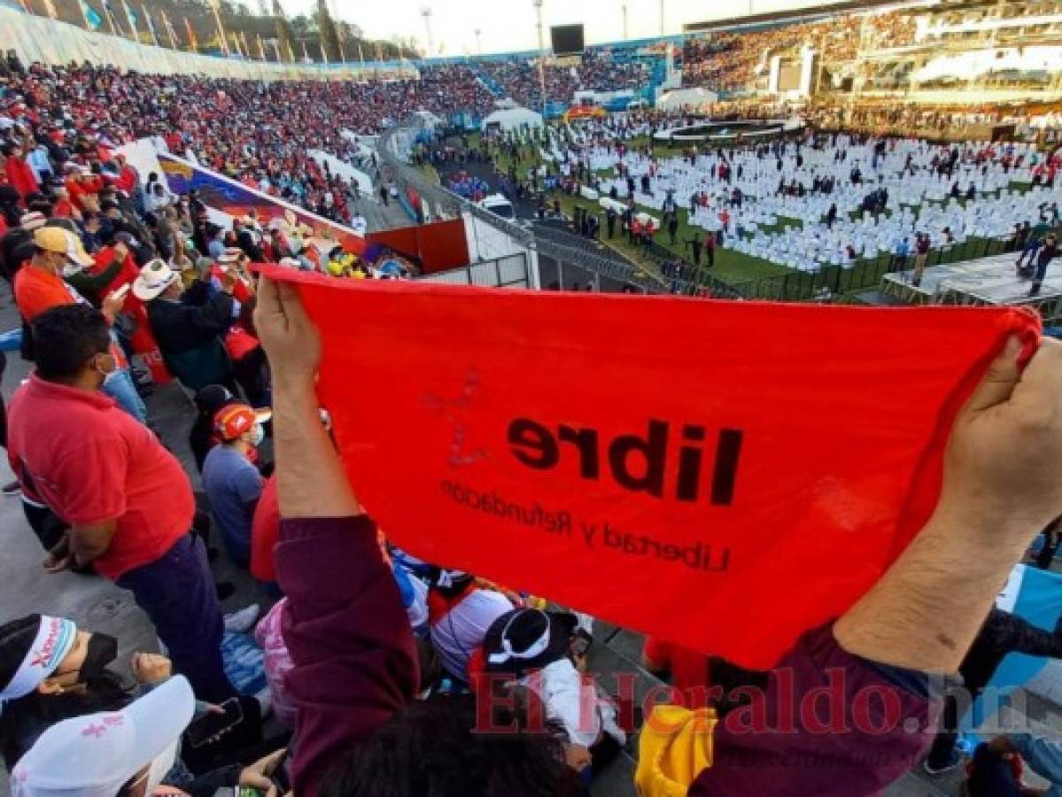 Pancartas y bailes: el ambiente en las graderías del Estadio Nacional durante toma de posesión (Fotos)