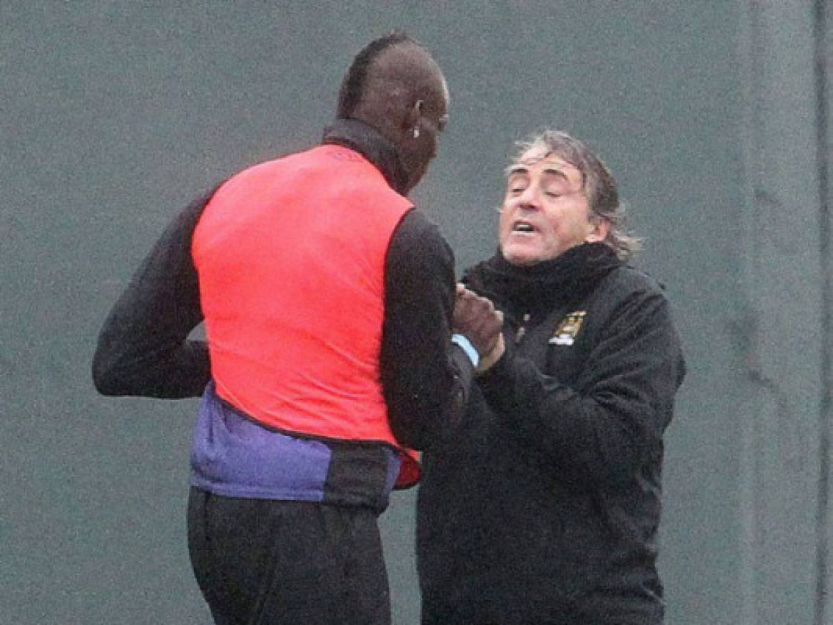 Mancini zarandea a Balotelli en entrenamiento del Manchester City