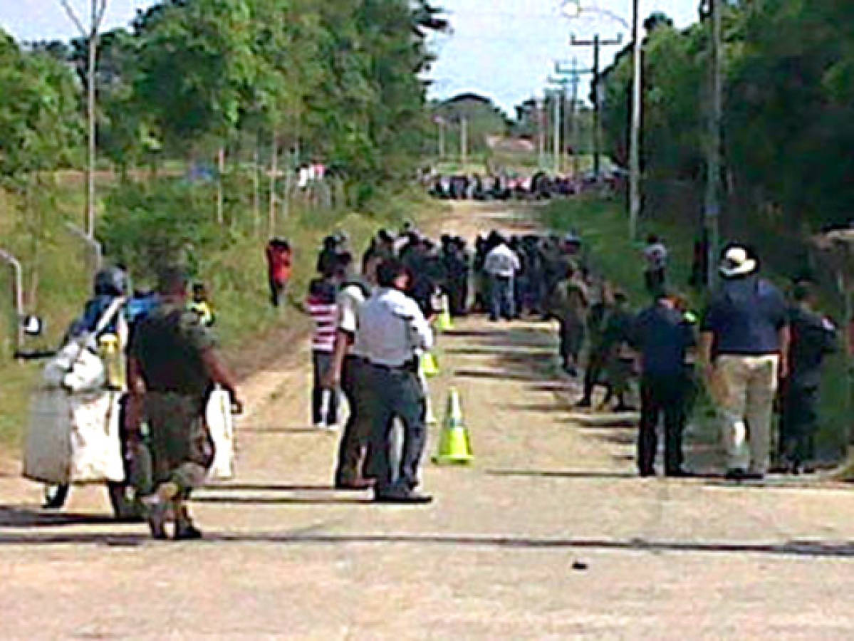 Inicia desalojo de campesinos que mantienen ocupadas varias tierras