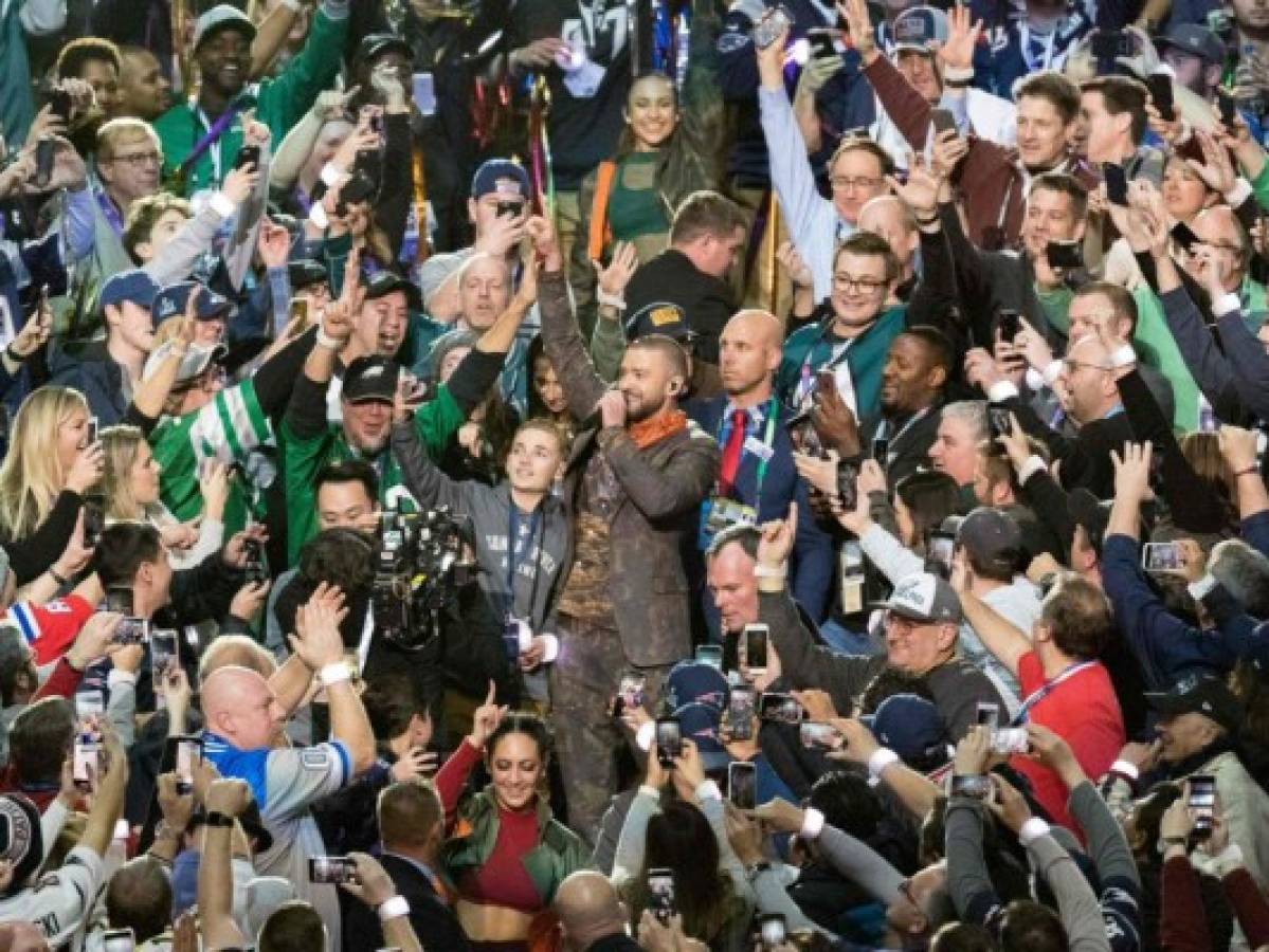 Joven se hace famoso por selfie con Timberlake en Super Bowl