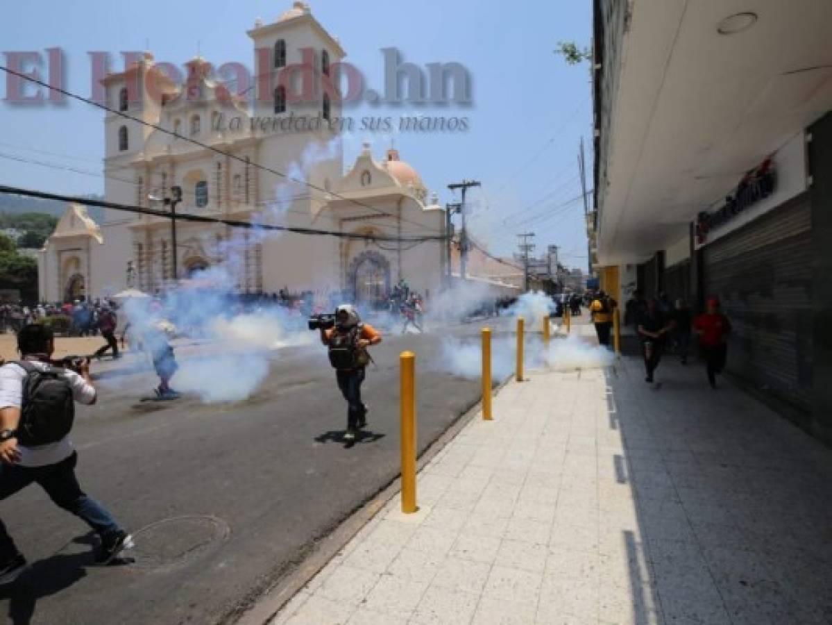 Momento en el que el gas lacrimógeno comenzó a sentirse en el centro de Tegucigalpa. (Foto: David Romero / EL HERALDO)