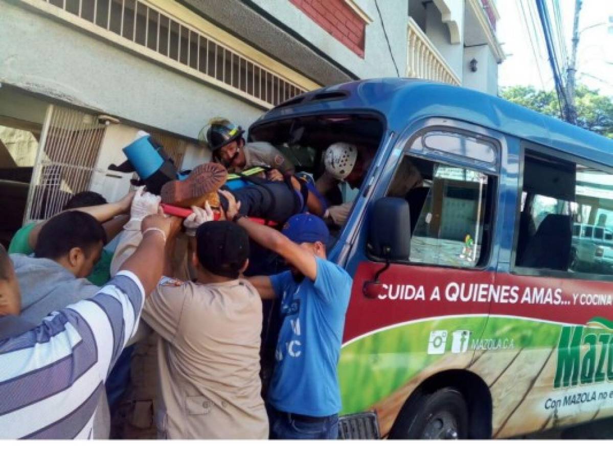 Pasajeros quedan atrapados en 'rapidito' después de accidentarse en la capital de Honduras