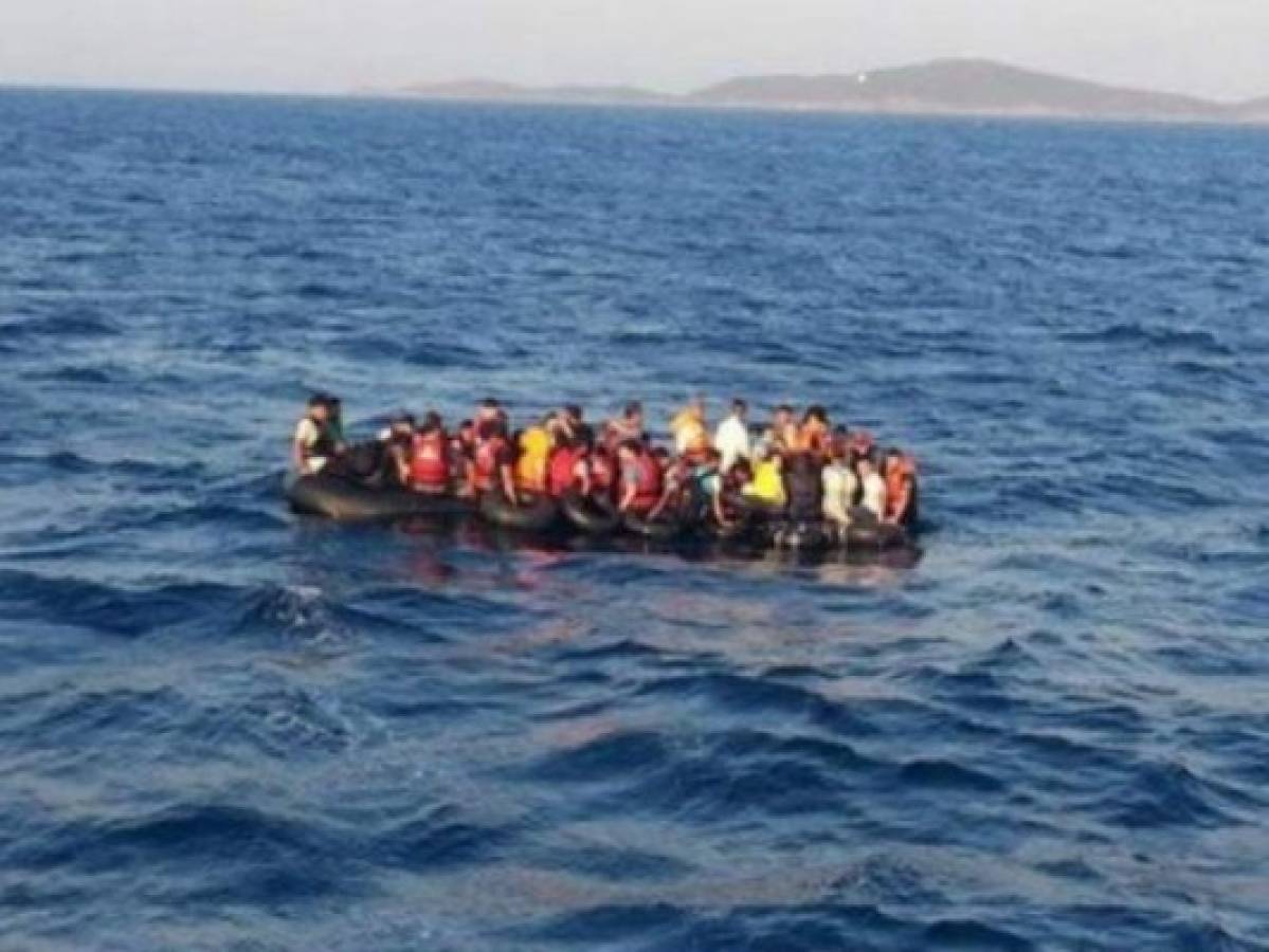 Tres bebés muertos y unos 100 desaparecidos en naufragio en Libia