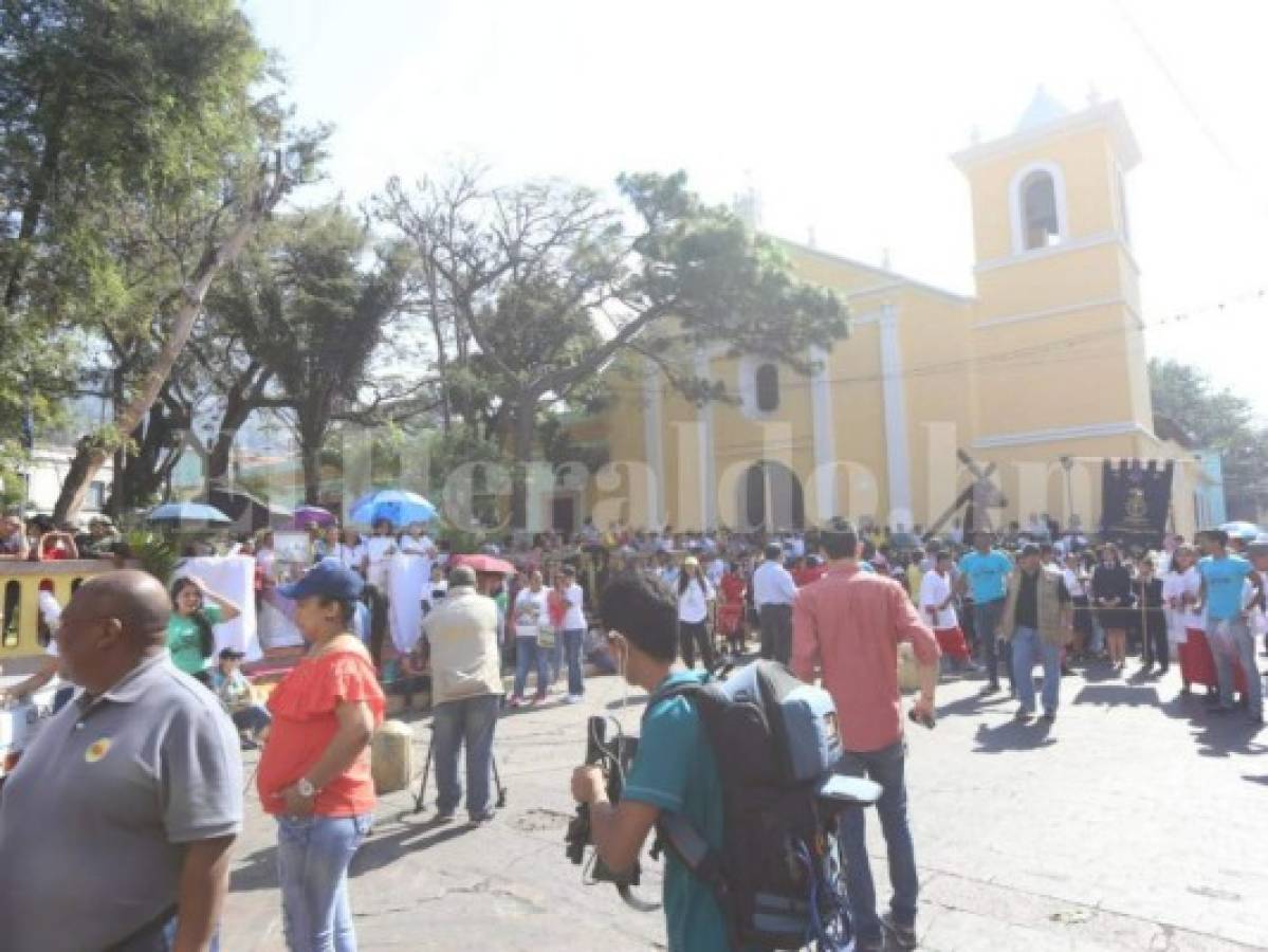 Viacrucis revive la Pasión de Cristo en el centro histórico de la capital