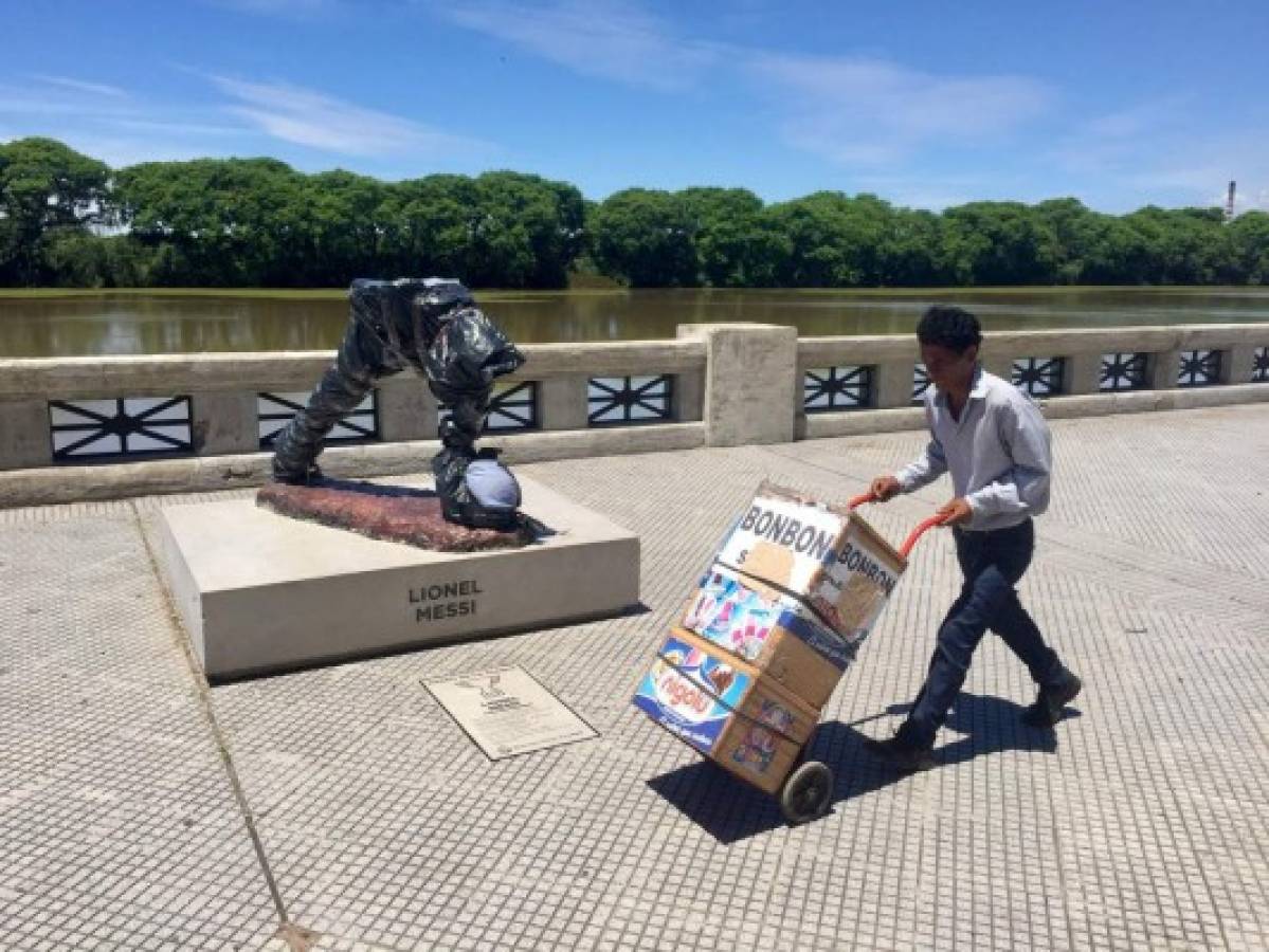 Destrozan escultura de Messi en paseo público de Buenos Aires