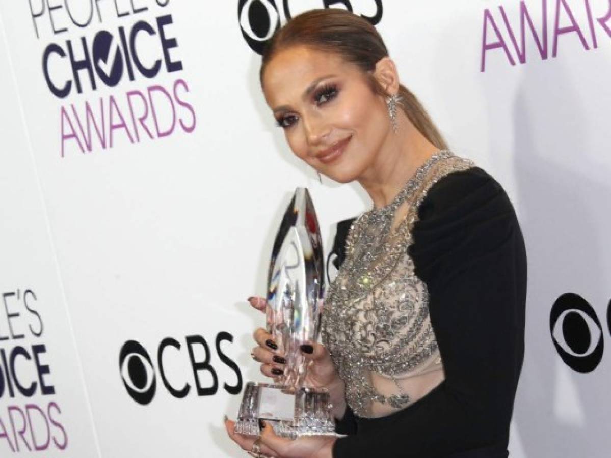 Jennifer López se roba las miradas en los People’s Choice Awards 2017