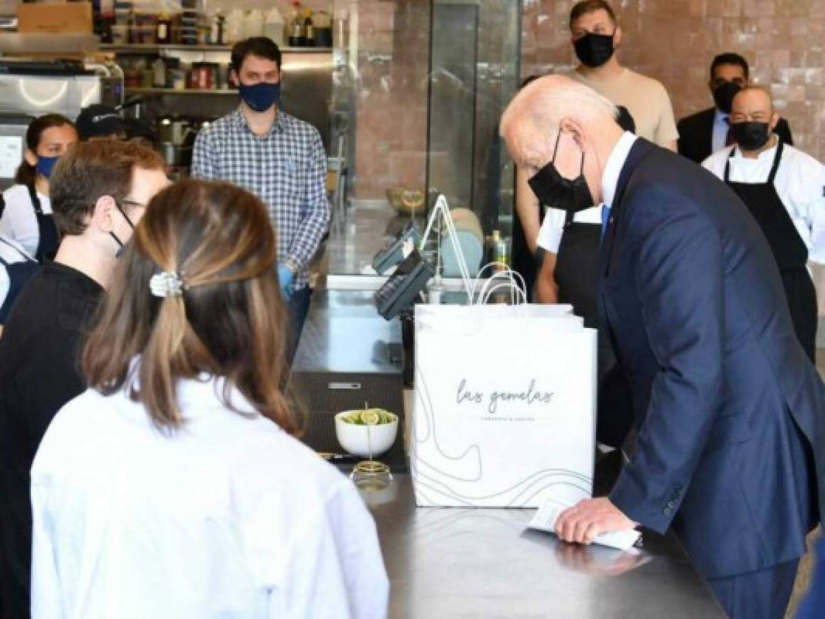 Biden visita restaurante mexicano, promueve plan de ayuda