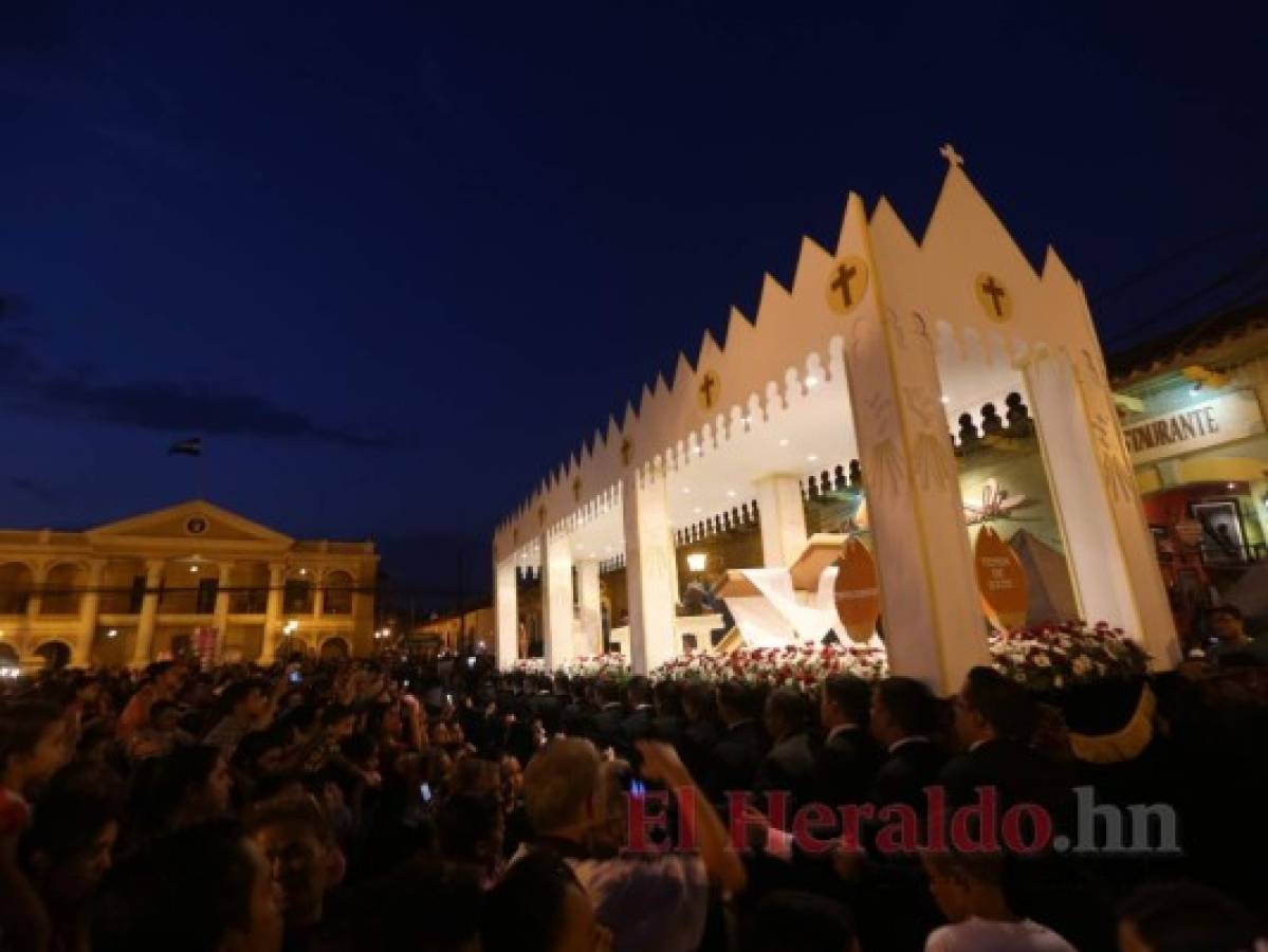 Caballeros del Santo Entierro a ofrendar su amor y gratitud