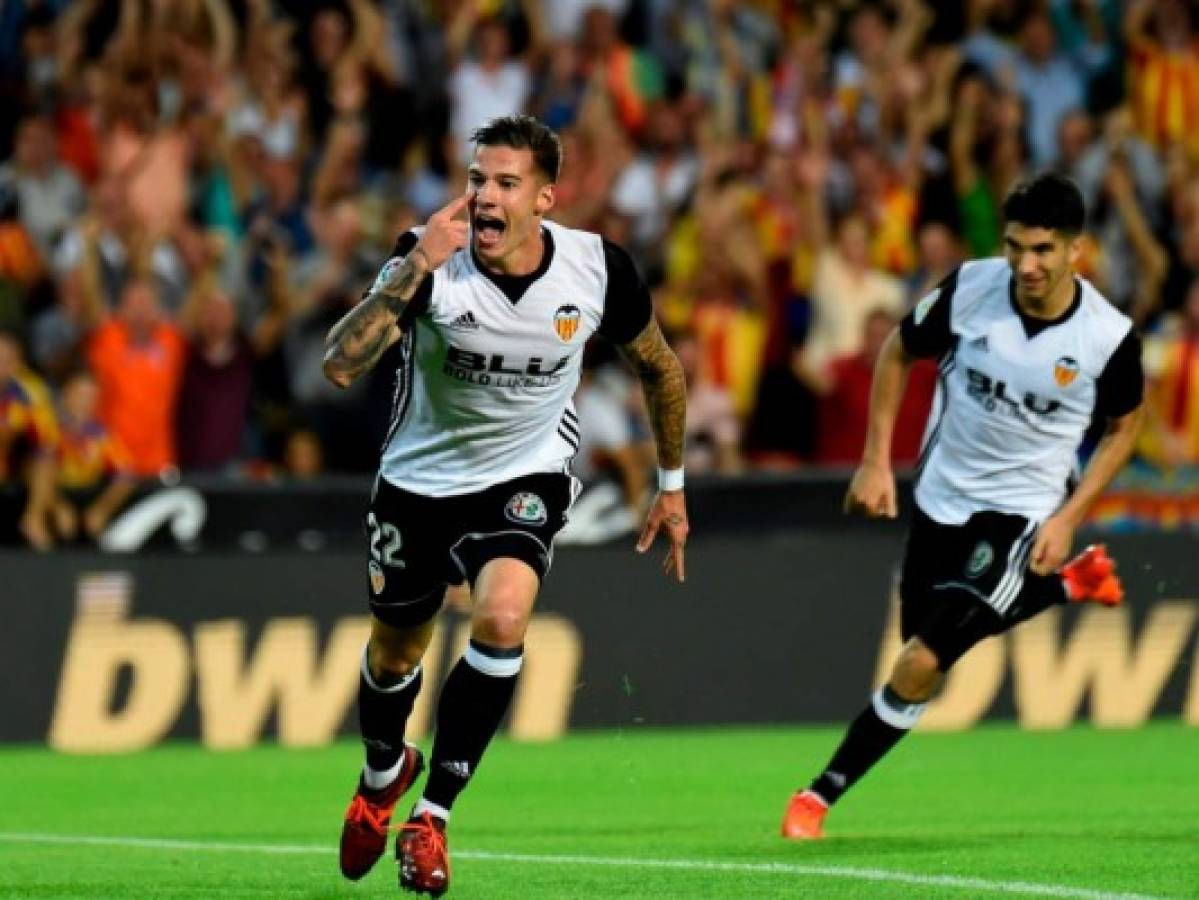 Valencia golea al Sevilla (4-0) y se afianza en el segundo puesto