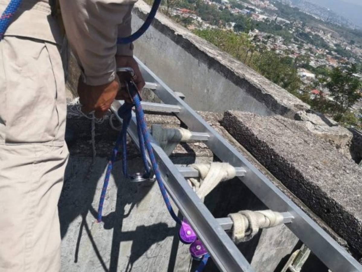 Rescatan a hombre de la tercera edad que cayó en cisterna del SANAA