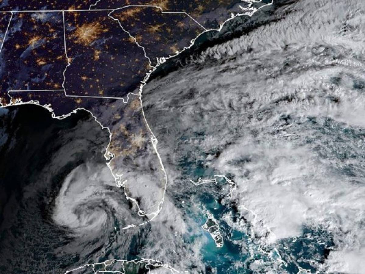 Eta se debilitó al tocar Florida, pero deja intensas lluvias