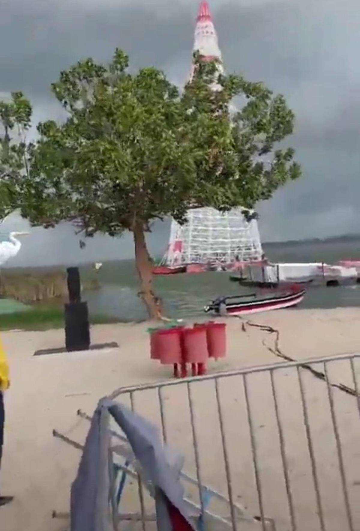 Árbol de Navidad gigante mata a un joven de 21 años en Brasil