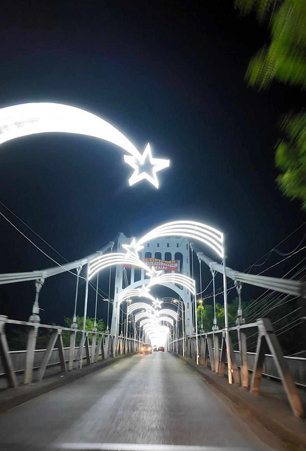 Así luce el icónico puente Choluteca con la llegada de Navidad