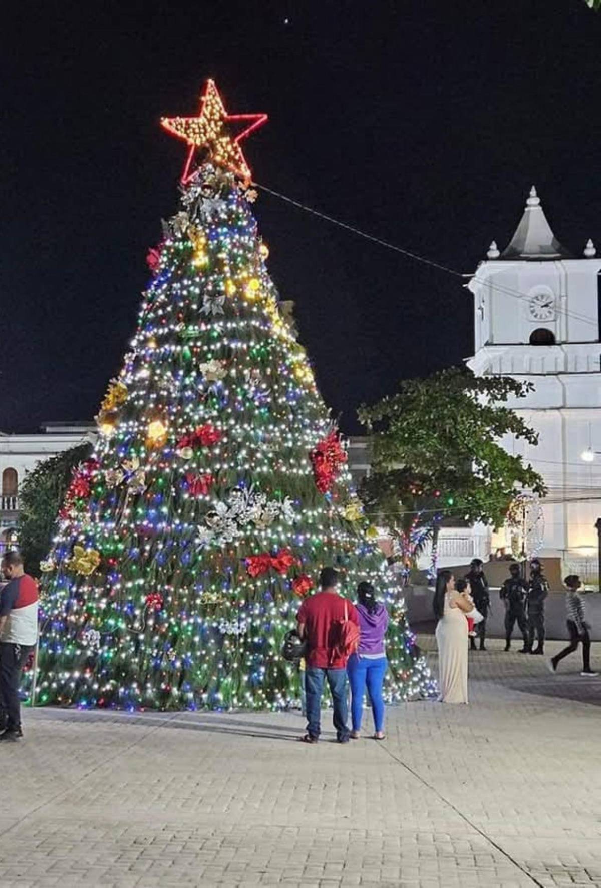 Juticalpa ilumina su plaza central con villa navideña