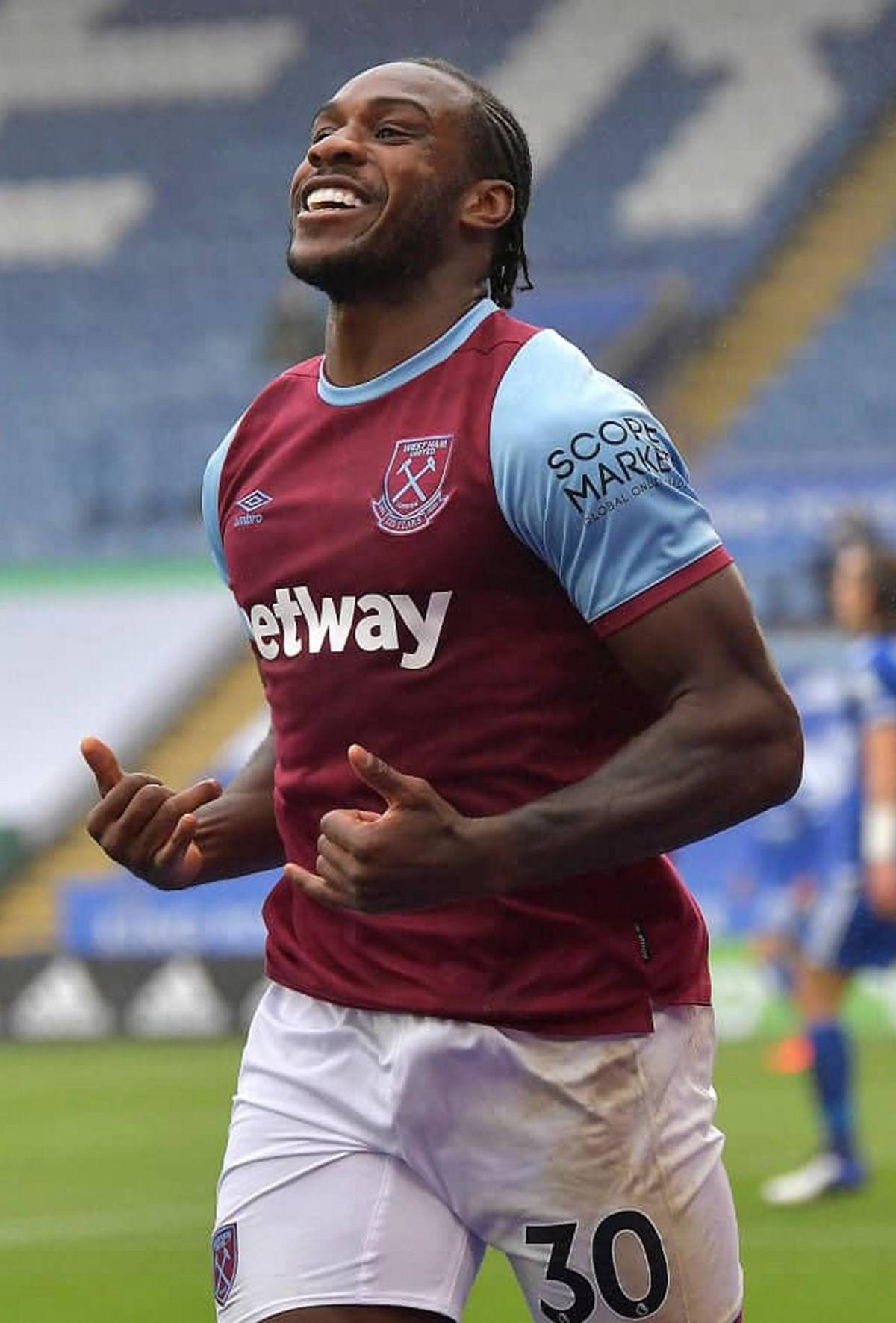 Totalmente destruido el auto en el que se accidentó Michail Antonio