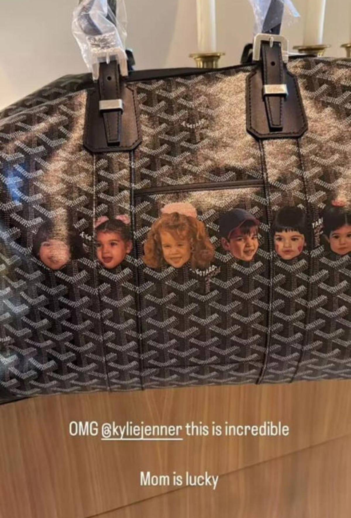 Kylie Jenner regala a su madre un bolso con las caras de sus hijos en Navidad