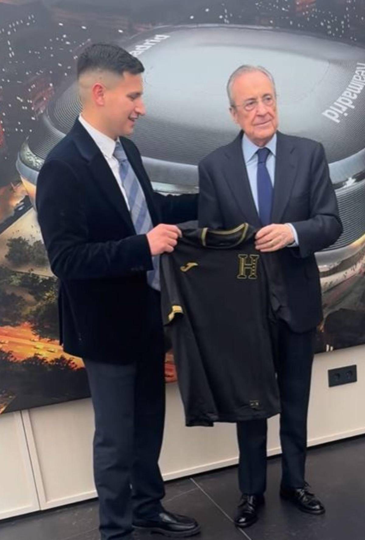 Hondureño que le regaló la camiseta de Honduras a Florentino Pérez del Real Madrid