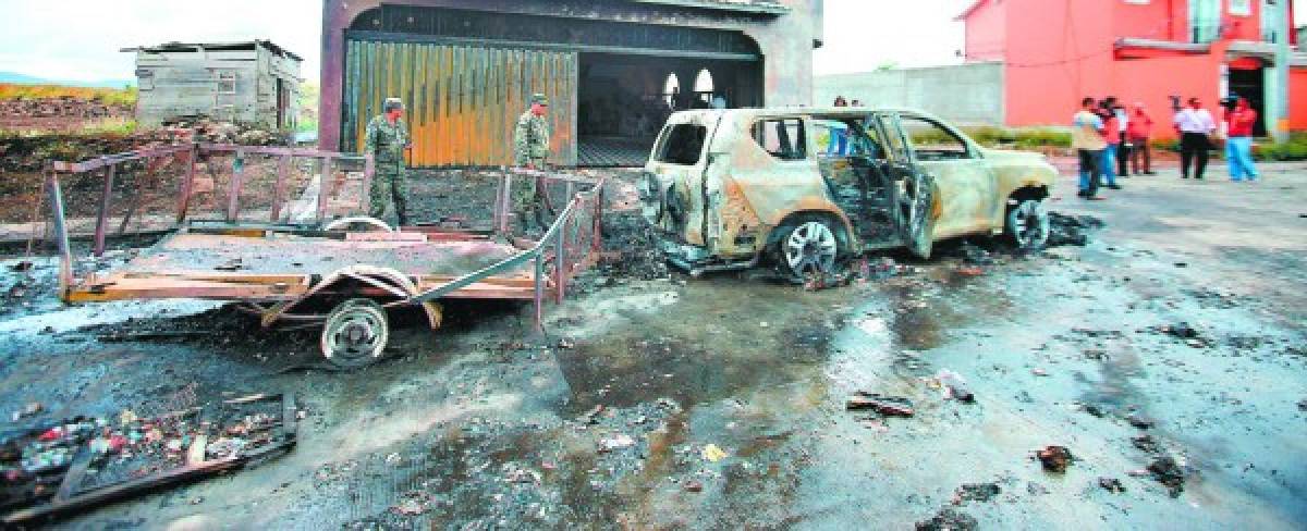 Video: Carro toma fuego cuando trasladaba cargamento de pólvora