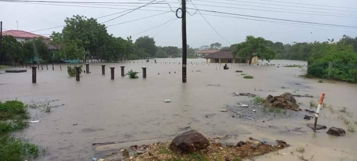 Fuertes precipitaciones dejaron las calles completamente inundadas en la comunidad de El Cubulero, Valle.