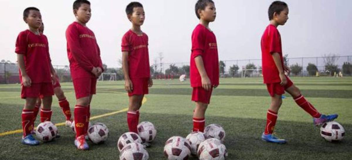 China quiere casi doblar el número de escuelas de fútbol este año  