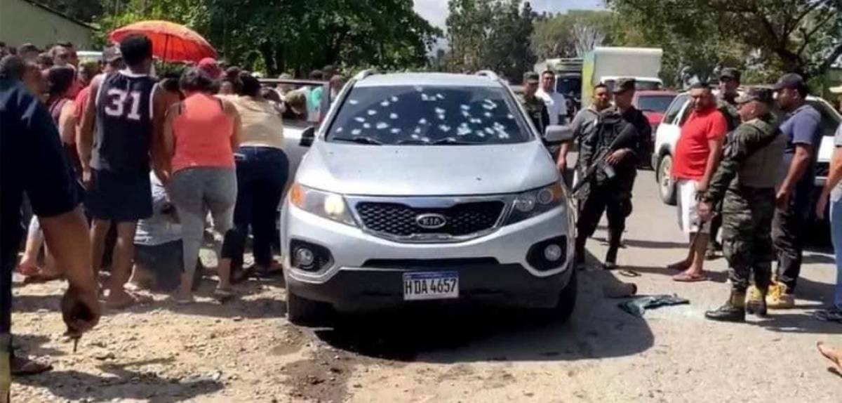 El vehículo terminó con al menos 100 casquillos de bala, tras ser atacados por presuntos sicarios.