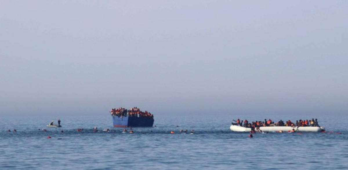 A handout picture released by the German NGO Jugend Rettet on April 16, 2017 shows migrant swimming next to their sinking boats before a rescue operation off the mediterranean Libyan coast. / AFP PHOTO / AFP PHOTO AND JUGEND RETTET / STRINGER / RESTRICTED TO EDITORIAL USE - MANDATORY CREDIT 'AFP PHOTO / JUGEND RETTET / HO ' - NO MARKETING NO ADVERTISING CAMPAIGNS - DISTRIBUTED AS A SERVICE TO CLIENTS