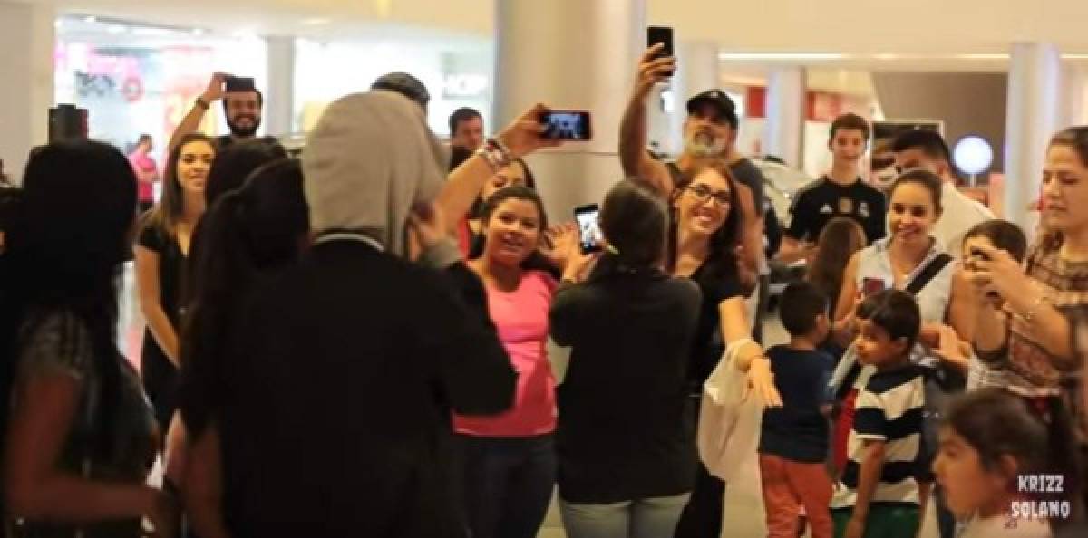 Experimento social: ¿Qué sucede si te haces pasar por Justin Bieber en un centro comercial?