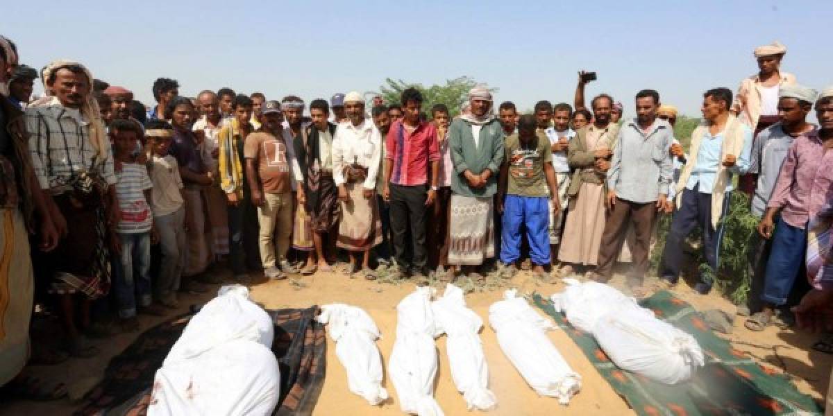 Unos 100 muertos y centenars de heridos deja bombardeo en Yemen