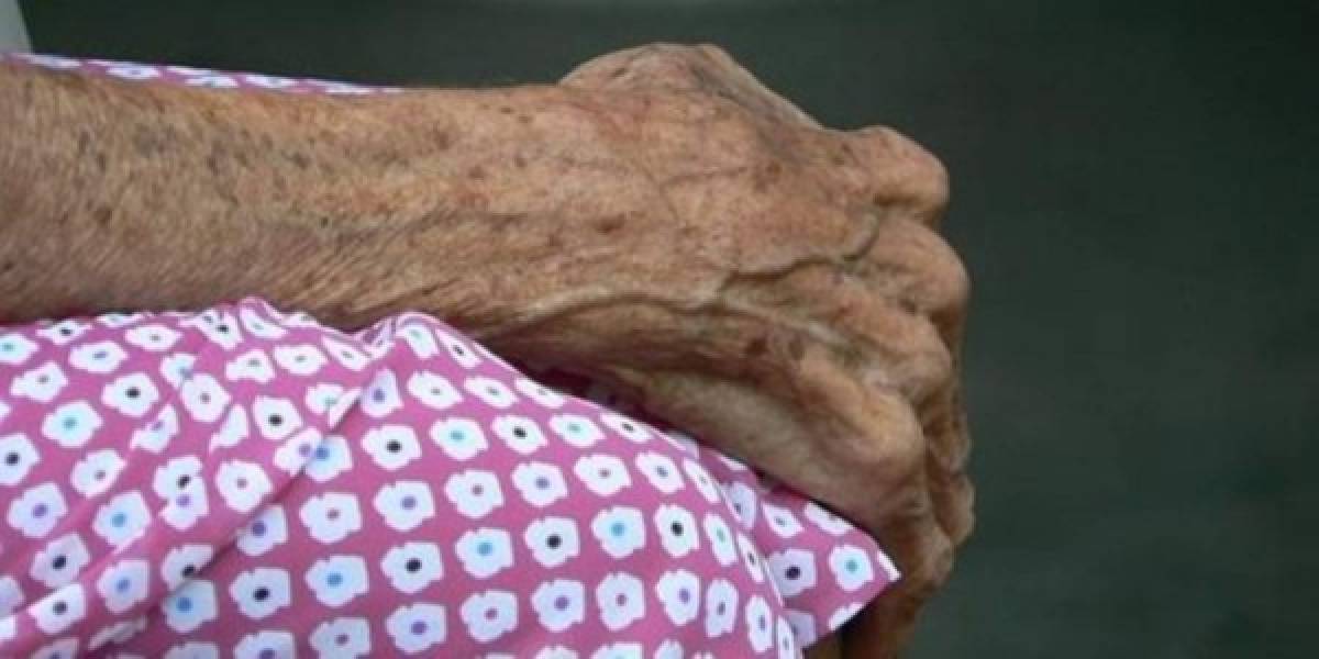 Anciana dice que evitó violación diciendo que tenía sida  