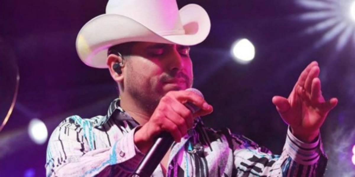 Video: Espinoza Paz sufre tremenda caída en pleno escenario