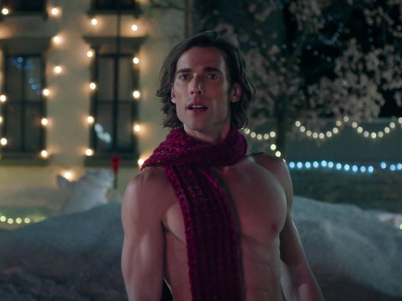 Dustin Milligan como Jack, un muñeco de nieve que cobra vida, en “Hot Frosty”, de Netflix. (Netflix)