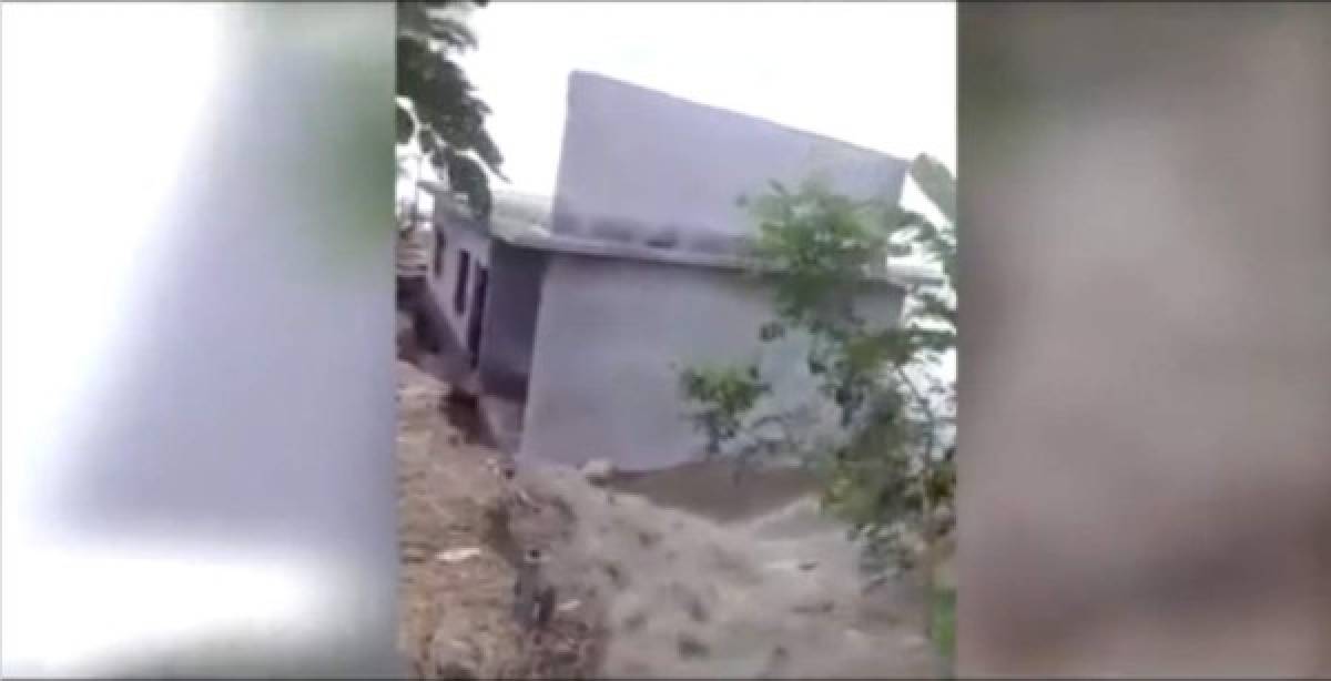 Video: Una casa en tragada completa por la fuerza de la naturaleza