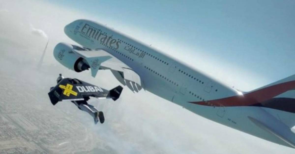 Dos hombres en Jetpacks vuelan junto al avión más grande del mundo