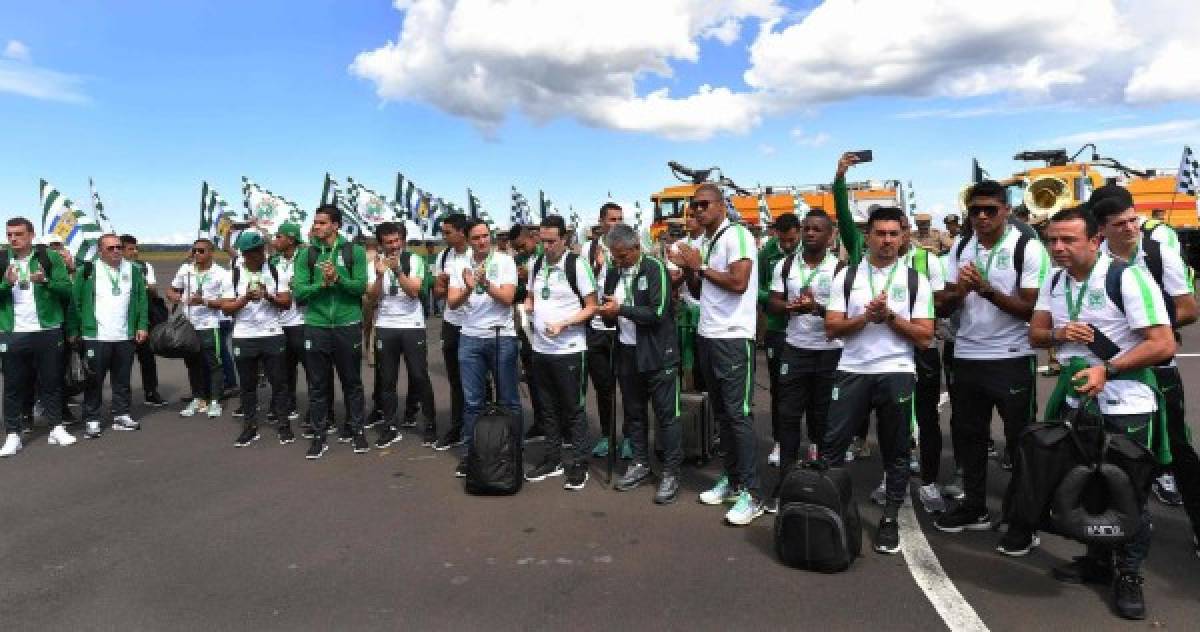 Los jugadores del Atlético Nacional fueron recibidos con aplausos, gritos y muestras de cariño por parte de varios aficionados brasileños (Foto: Agencia AFP)