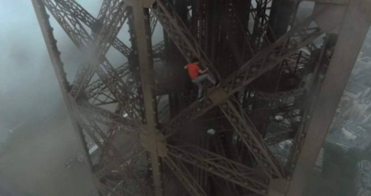 Rusos escalan la torre Eiffel sin protección